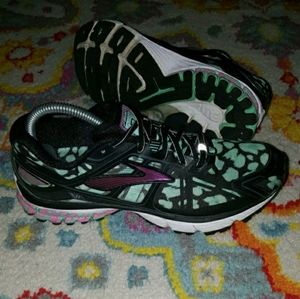 BROOKS Womens RAVENNA Running Shoes SIZE 9